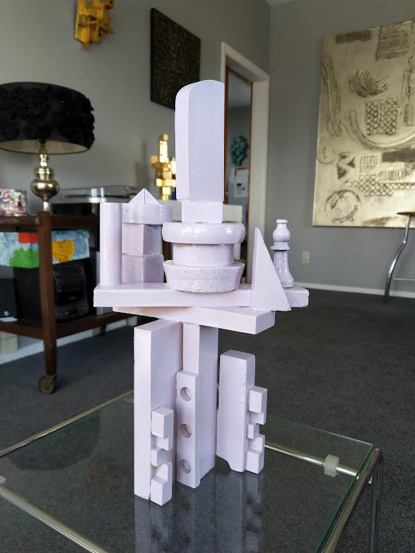 Lilac objets trouvés sculpture. Wooden.