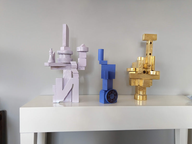 Lilac objets trouvés sculpture. Wooden.